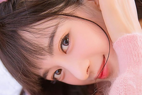 夜晚书桌前的暖灯与耳机，适合深夜收听直播