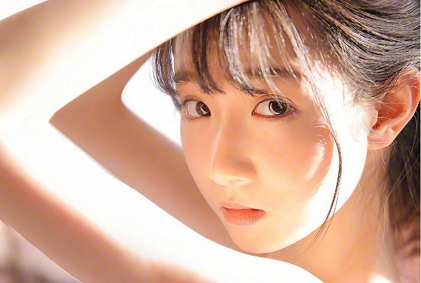 杏色暖光下的客厅一角，安静舒适的直播氛围